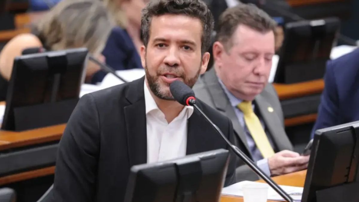PL protocola pedido de cassação de André Janones após revelação de rachadinha em gabinete 