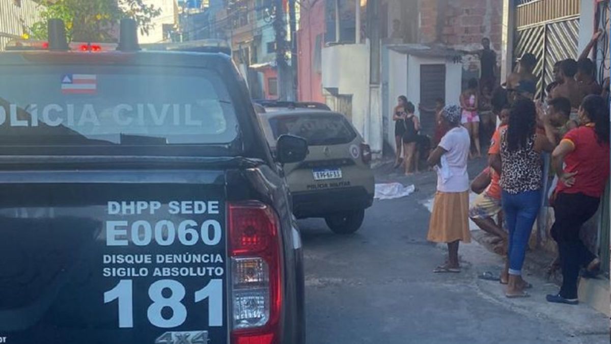 Mais de 30 tiros: Ataque a barbearia deixa um morto e dois feridos em Salvador; veja vídeo 