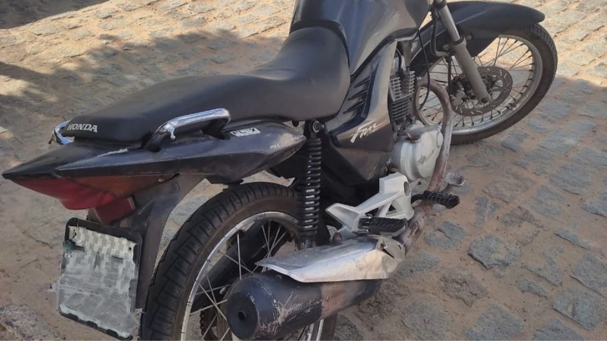 Irará: PM recupera motocicleta com restrição de roubo e condutor apresentado na DT