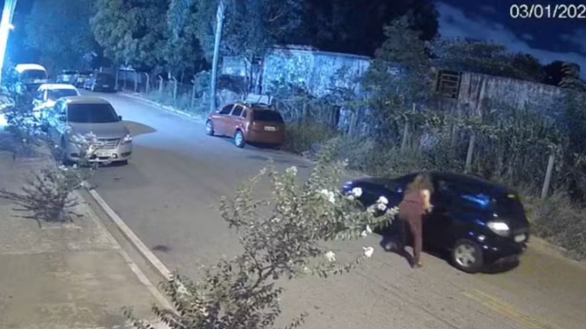 Assaltantes arrastam carro com mulher que tenta evitar assalto; veja o vídeo