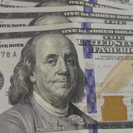 Dólar aproxima-se de R$ 5 com dados econômicos no Brasil e nos EUA 