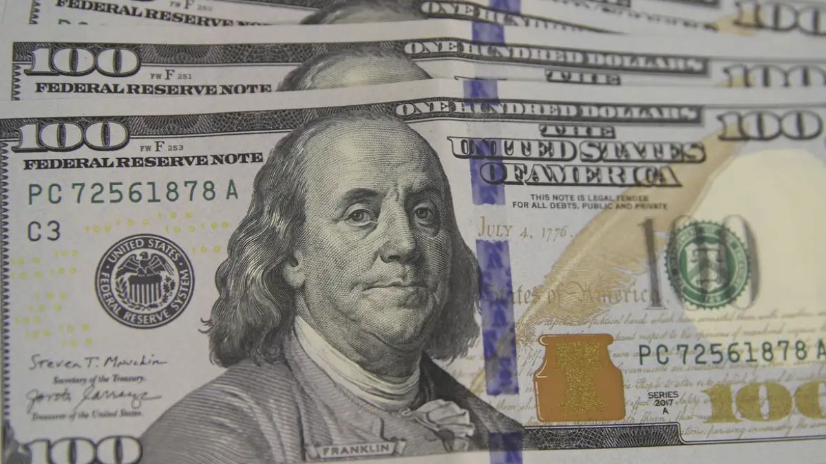 Dólar aproxima-se de R$ 5 com dados econômicos no Brasil e nos EUA 