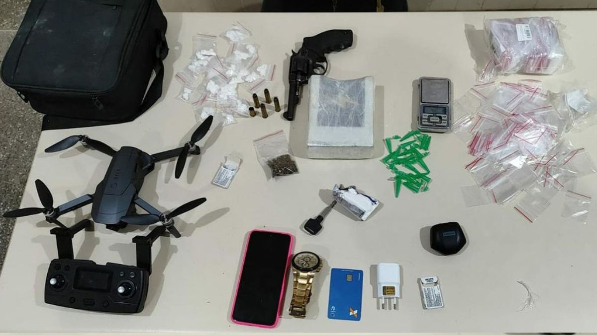 95ª CIPM apreende arma de fogo, droga, drone e conduz suspeitos em flagrante no bairro da Santa Rita.