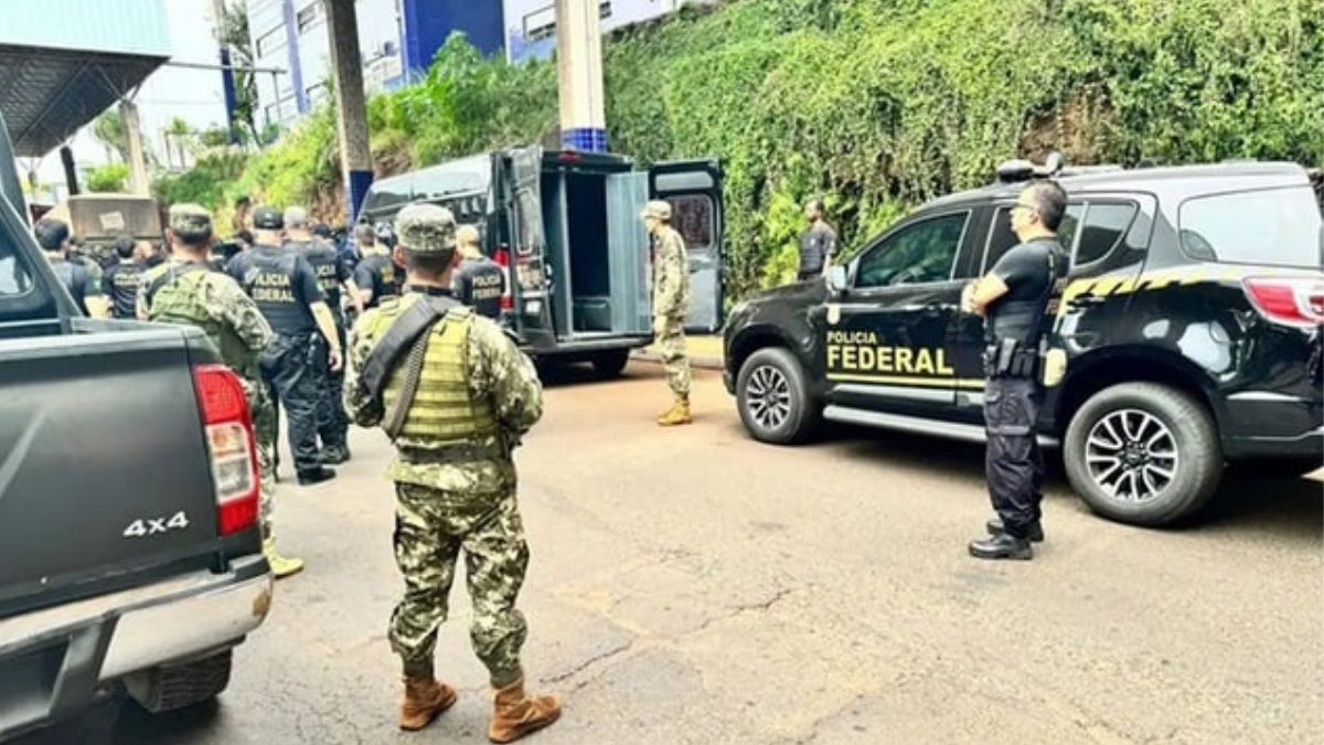 Paraguai entrega 25 presos brasileiros à Polícia Federal 