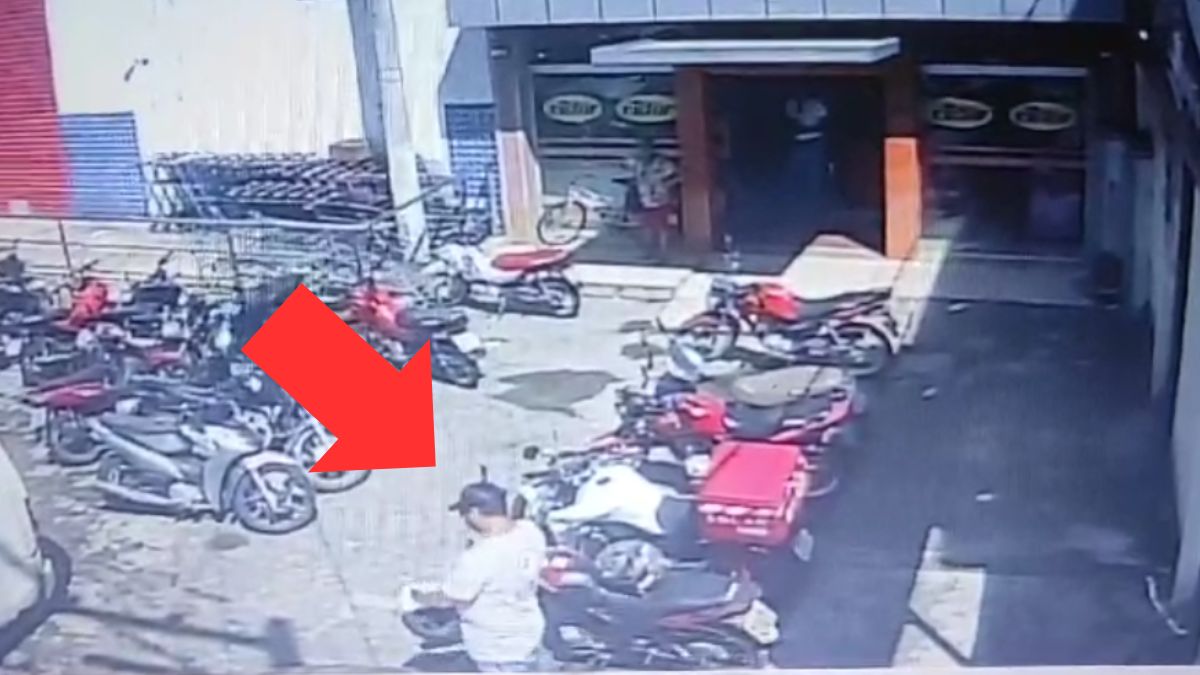 Irará: Câmera de segurança registra momento em que homem furta motocicleta na Praça Amadeu Nogueira