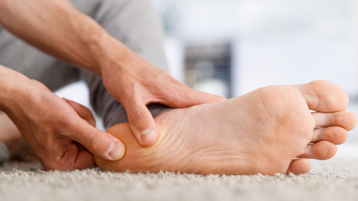 Sinais nos pés e mãos podem indicar colesterol alto: saiba quais são 