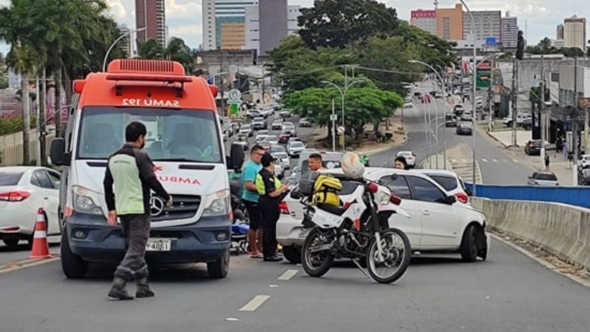 Engavetamento entre 6 veículos deixa duas pessoas feridas em Feira de Santana 