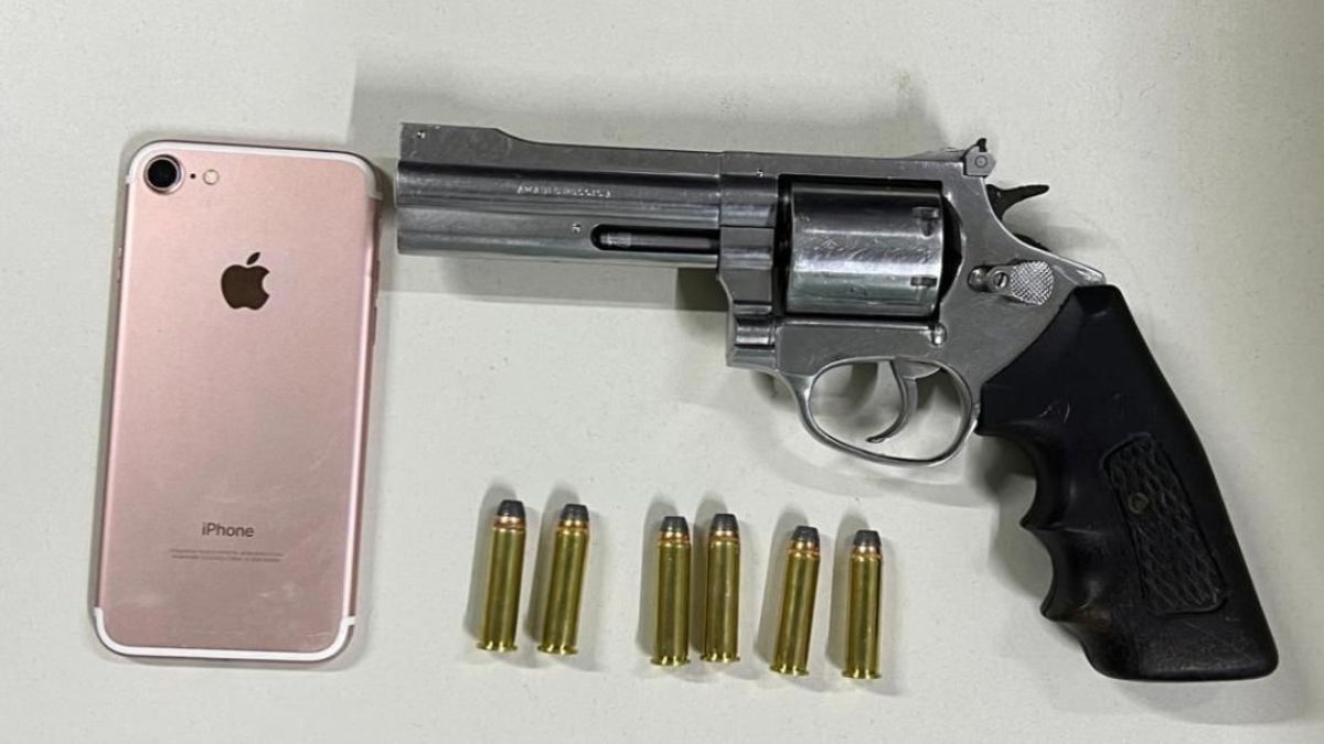 Irará: Jovem armado com arma de calibre 357 é detido pelo PETO, conduzido e autuado na DT