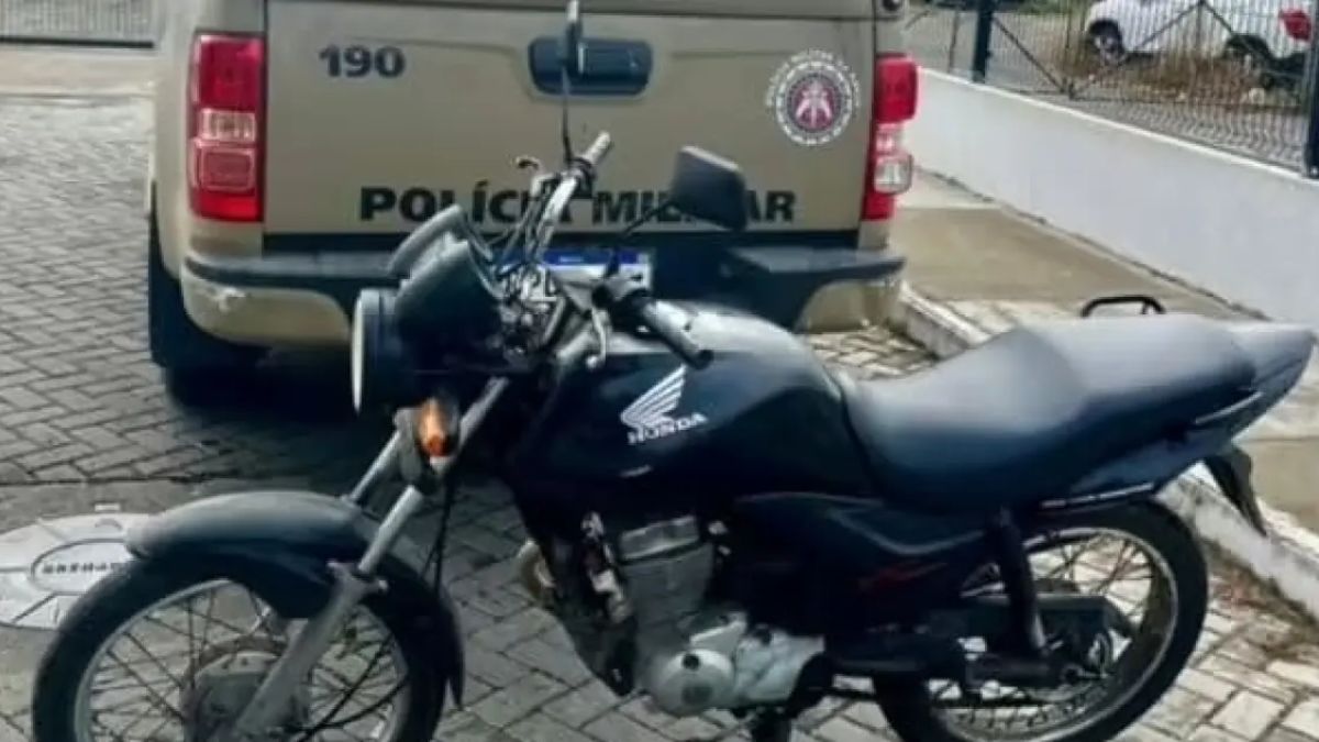 PM prende dois homens por porte ilegal de arma de fogo, tráfico de drogas e moto roubada em Feira de Santana 