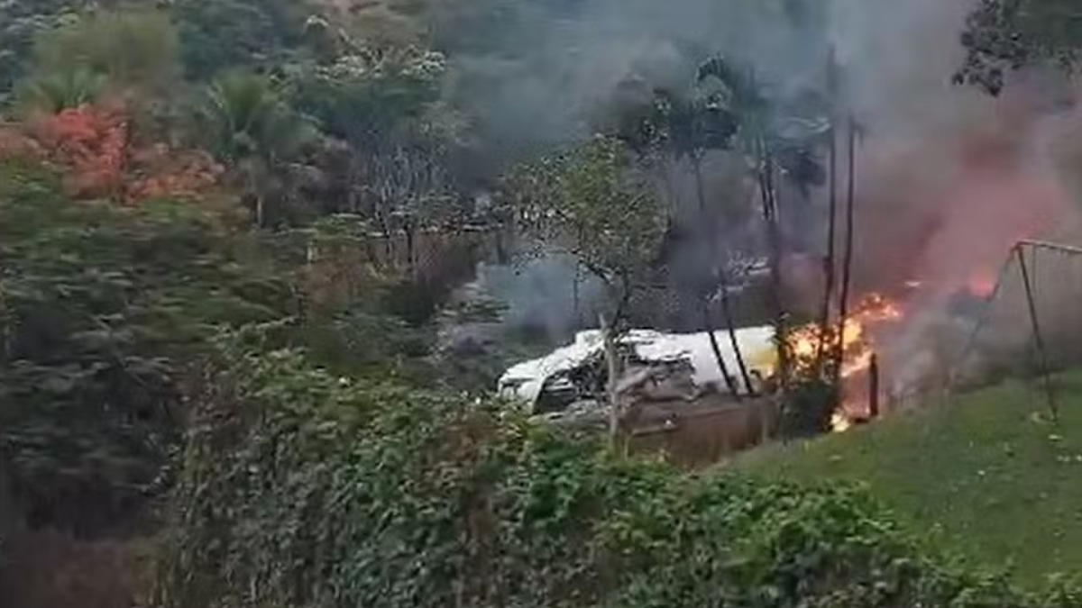 Corpos de vítimas do acidente aéreo em Vinhedo começam a ser retirados 