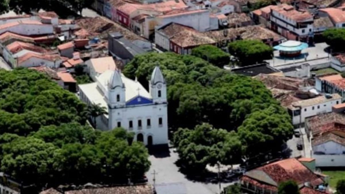 Jovem é assassinado dentro de carro em São Gonçalo dos Campos 