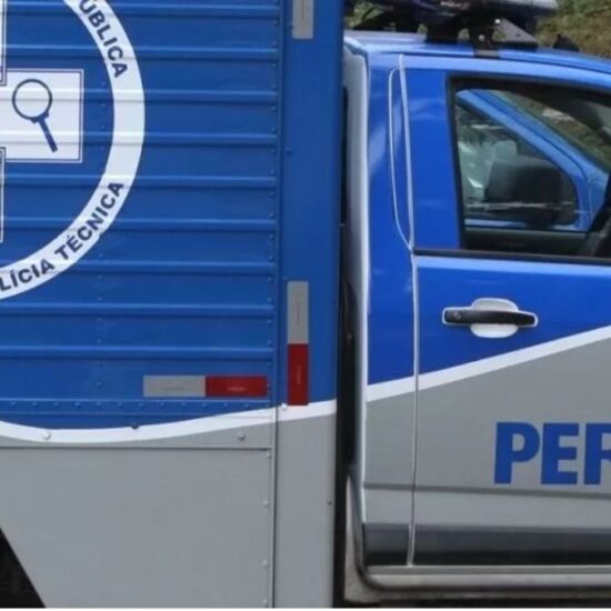 Homem encontrado morto com corda em volta do pesco&ccedil;o no fundo da resid&ecirc;ncia