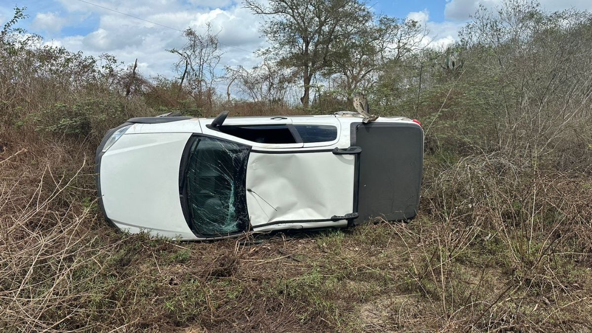 Água Fria: Caminhonete capota e cai dentro de tanque