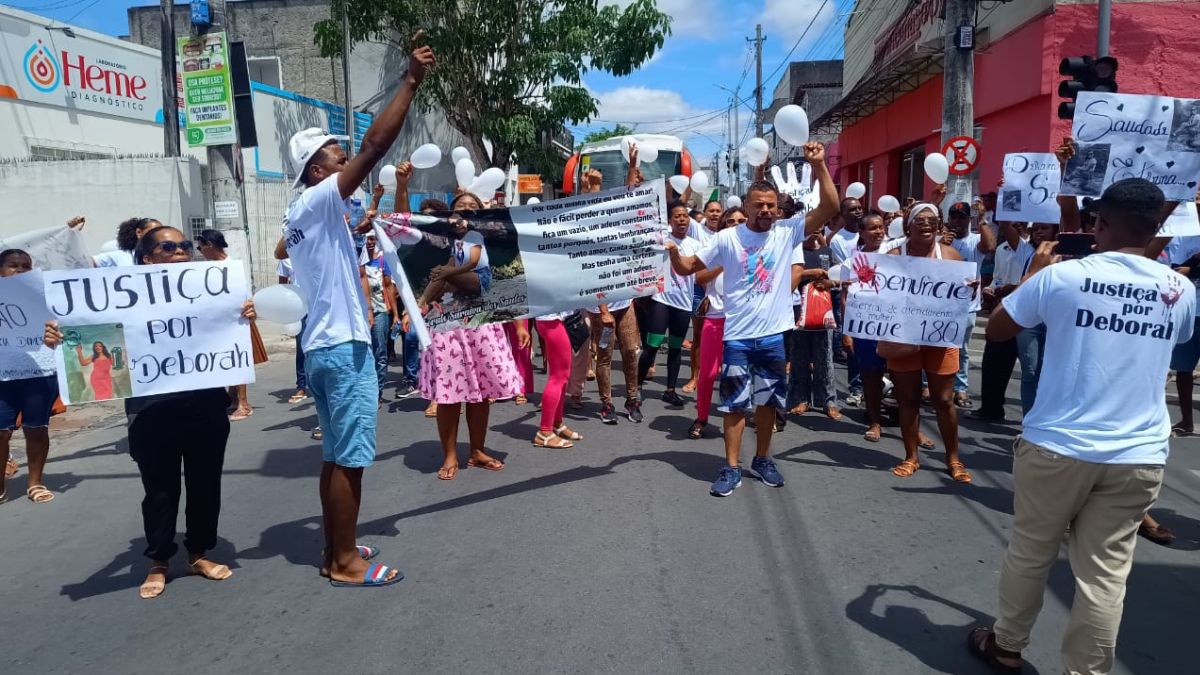 Em passeata pelas ruas centrais da cidade, familiares e amigos de Déborah clamam por Justiça; exigem prisão do autor do feminicídio 