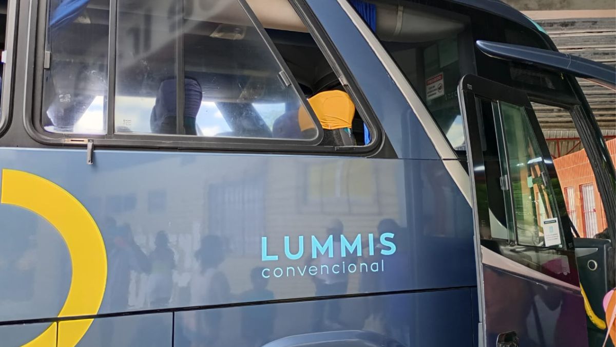 Irará: passageiros se recusam a viajar em ônibus convencional, com alegação que compraram passagens para ônibus expresso