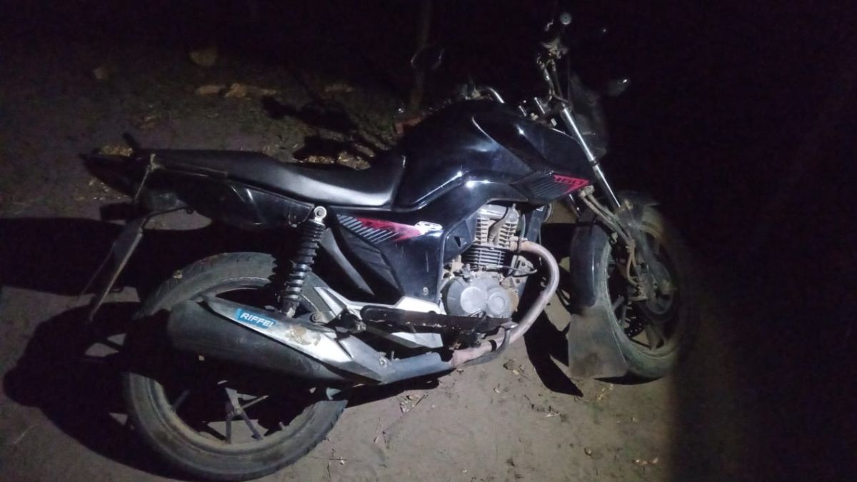 Polícia Militar de Amélia Rodrigues localiza motocicleta em área de mata e apresenta na delegacia