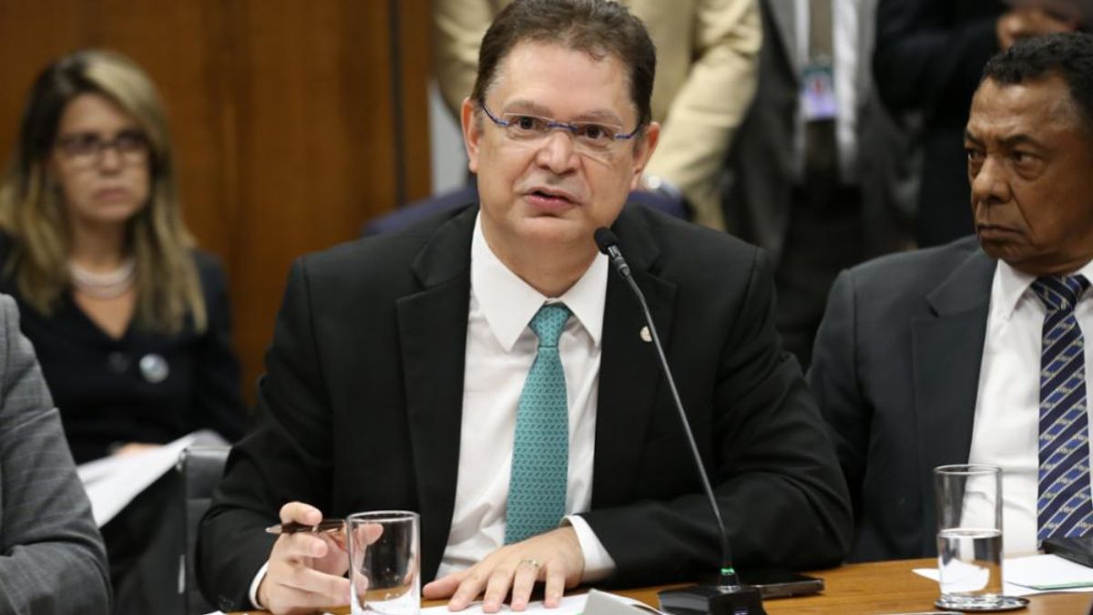 Líder do PL apresenta proposta que amplia isenção do IR para R$ 10 mil e traz nova tabela 
