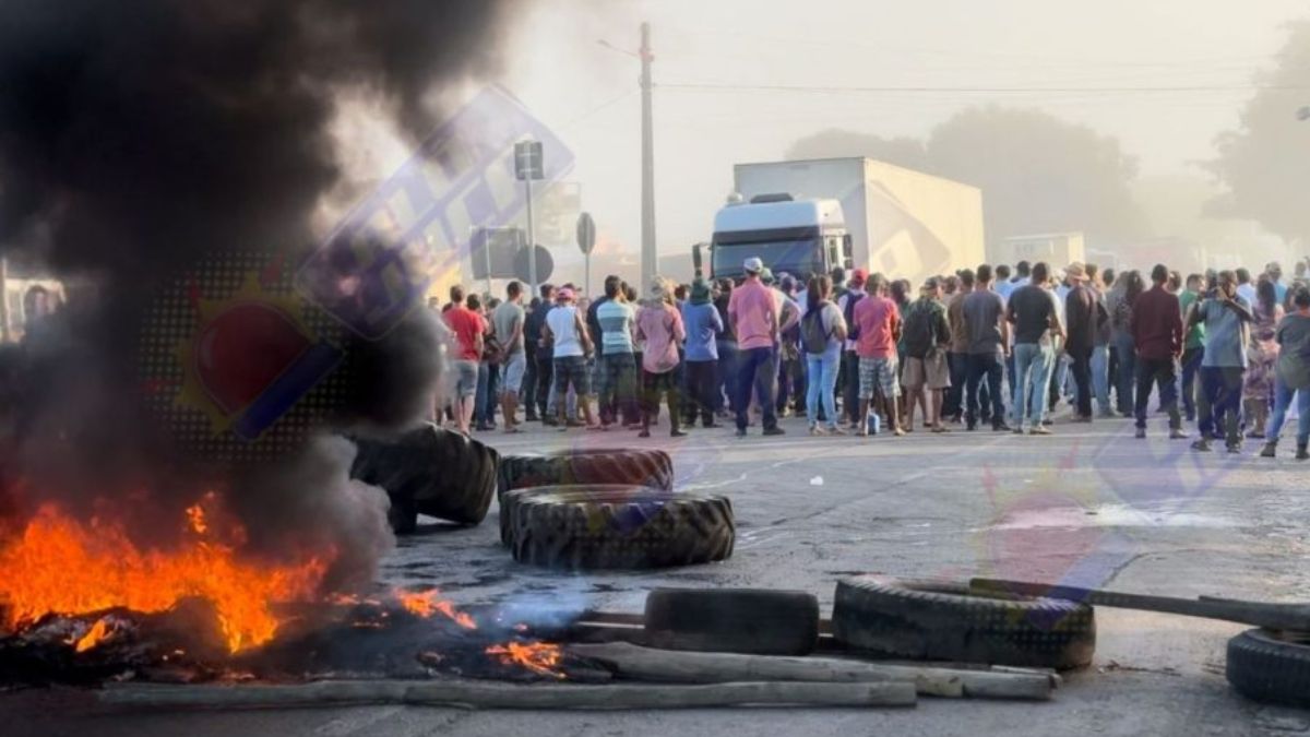 Produtores rurais bloqueiam BR-101 em protesto contra invasões de terras