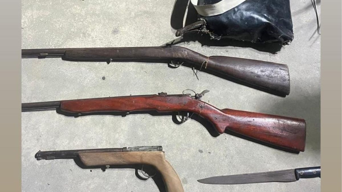  Homem é detido com armas de fogo e facas após ameaçar ex-companheira em Água Fria   Homem é detido com armas de fogo e facas após ameaçar ex-companheira em Água Fria  