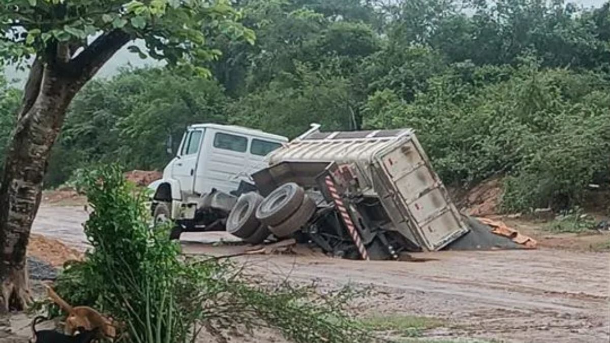 Caminhão cai em valeta e tomba na região dos Carvalhos, em Conceição do Jacuípe 