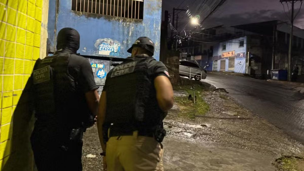 Duas pessoas morrem e dez são presas em operação contra grupo suspeito de homicídios, tráfico de drogas e extorsão na Bahia 