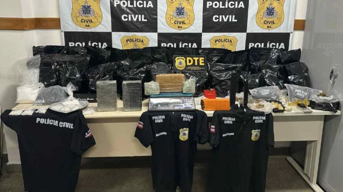 Camisas falsas da Polícia Civil são apreendidas durante operação contra tráfico de drogas na Micareta de Feira 