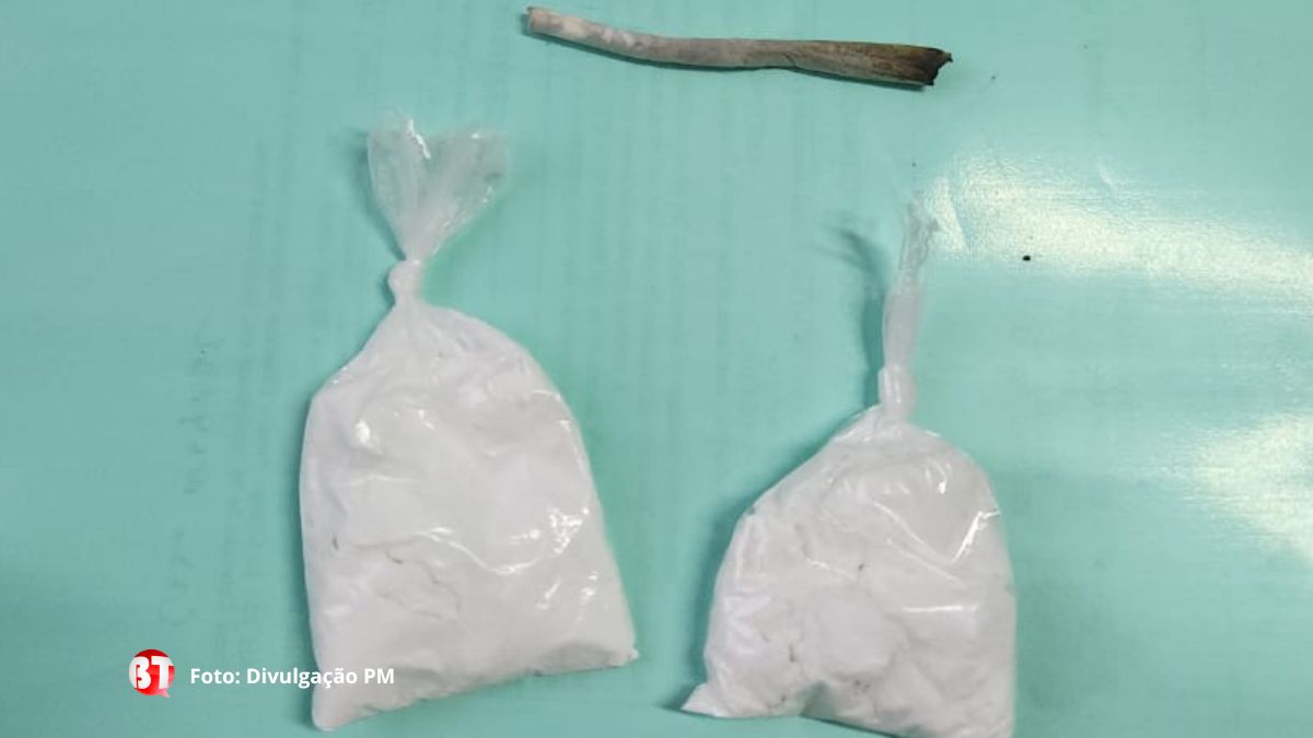 Na manhã desta segunda-feira (05), por volta de 11 horas, após denúncia, de que um indivíduo estaria praticando tráfico de drogas na Fazenda Cajueiro, zona rural de Santanópolis, uma viatura deslocou ao local para averiguação. Ao se aproximar do local, visualizou um indivíduo com as características passadas, o mesmo se encontrava em baixo de uma árvore, que ao perceber a aproximação da viatura da PM, tentou evadir, porém, foi alcançado pela guarnição. Os policiais ao proceder com a abordagem, foi encontrado com o indivíduo identificado por L. B, dois sacos contendo uma substância análoga à cocaína e um cigarro de maconha. Em seguida o indivíduo foi conduzido e apresentado a Delegacia Territorial de Polícia de Santanópolis para serem tomadas as medidas cabíveis.