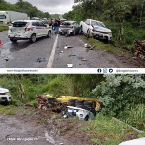 Engavetamento com oito veículos deixa motorista ferido na BR-324; faixa da pista foi interditada 