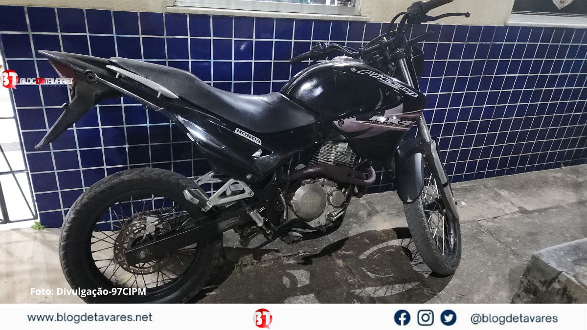 Motocicleta com sinais de adulteração foi apreendida pela PM, condutor foge por matagal  