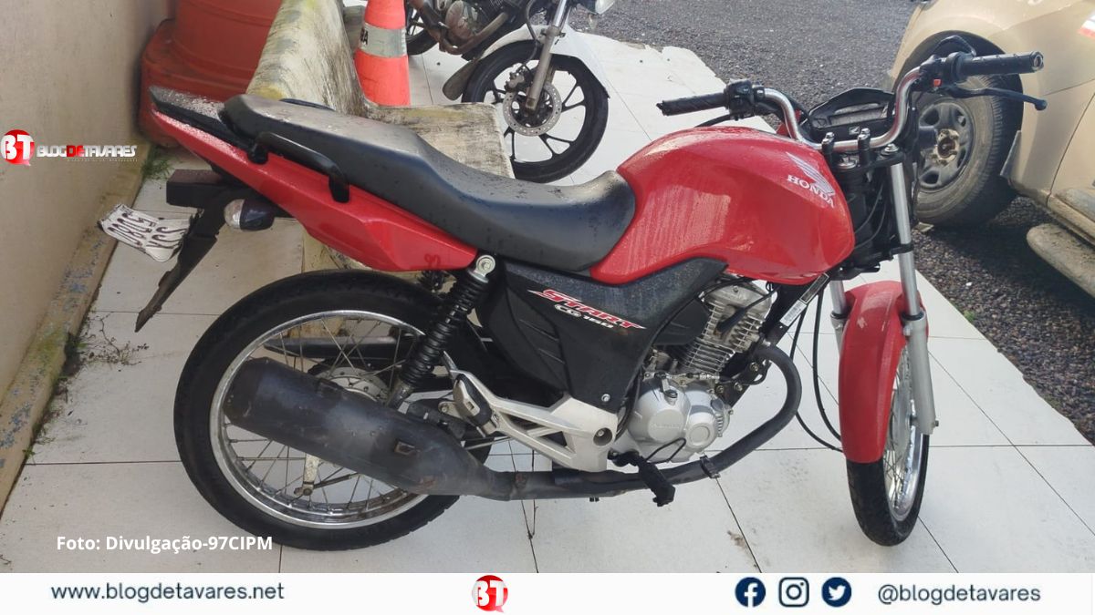 Conceição de Jacuípe: indivíduos praticando manobras perigosas, avistam viatura, na fuga um deles cai e deixa uma das motos para trás 