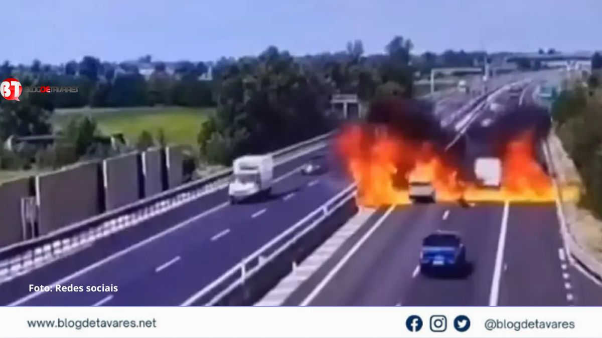 VÍDEO: Aeronave cai no meio da estrada e deixa dois mortos na Itália 