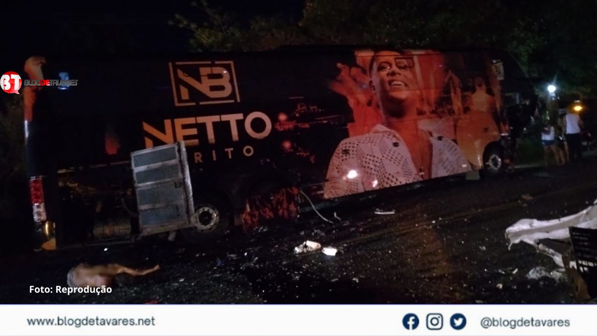 Quatro pessoas morrem após batida entre ônibus que levava banda do cantor Netto Brito e carro na Bahia 
