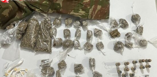 Cocaína, crack, maconha e moto roubada são apreendidas pela PM após troca de tiros com suspeitos de tráfico que conseguiram fugir