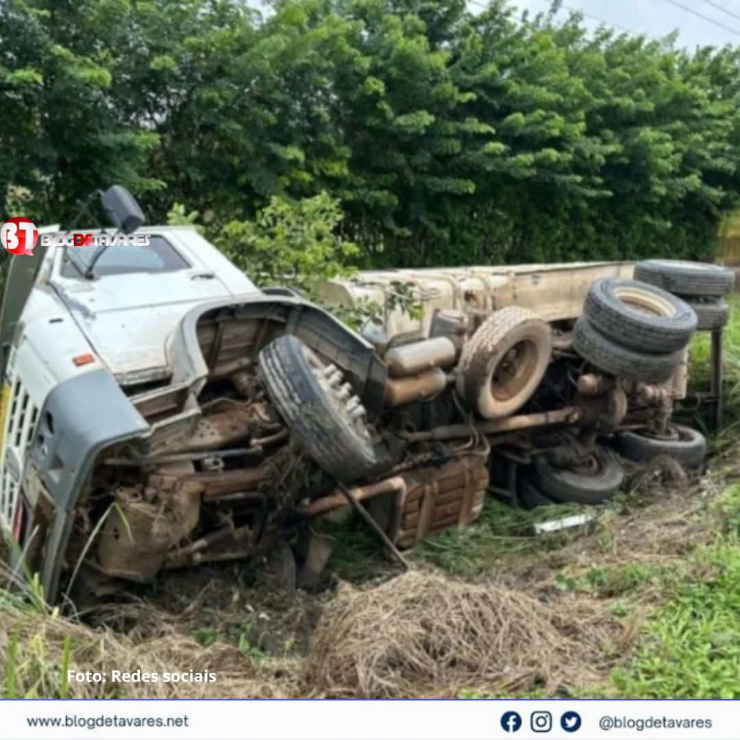 Caçamba tomba na BR-324 em Amélia Rodrigues 