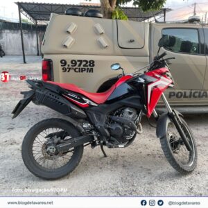 Homem é preso pela PM em Conceição de Jacuípe, minutos depois de roubar moto em Feira de Santana