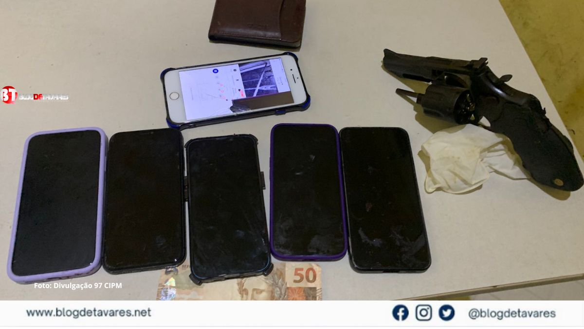 Veículo recuperado de roubo, apreensão de arma de fogo e aparelhos celulares