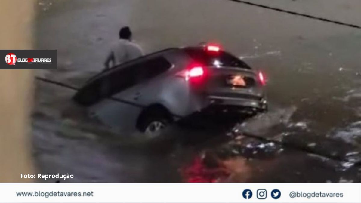 Carro cai em canal de drenagem e motorista é resgatado após ser arrastado por correnteza