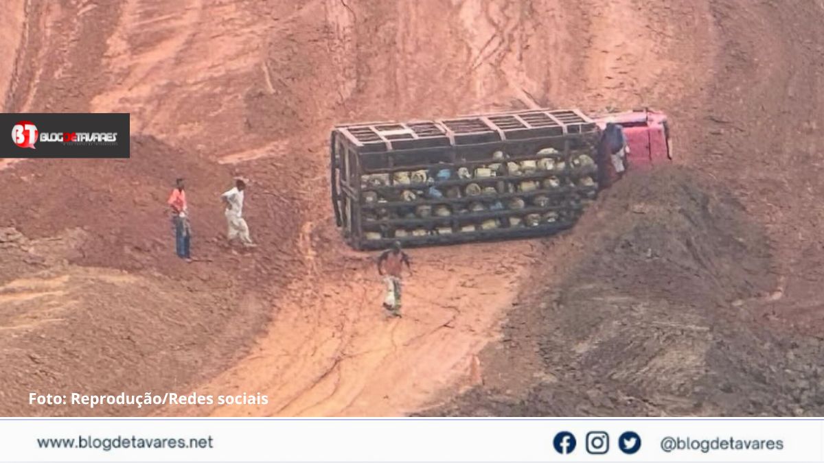 Caminhão carregado de botijões de gás tomba na estrada que liga Coração de Maria a cidade de Pedrão