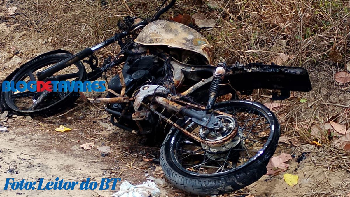 IRARÁ: motocicleta encontrada queimada, totalmente destruída na zona rural