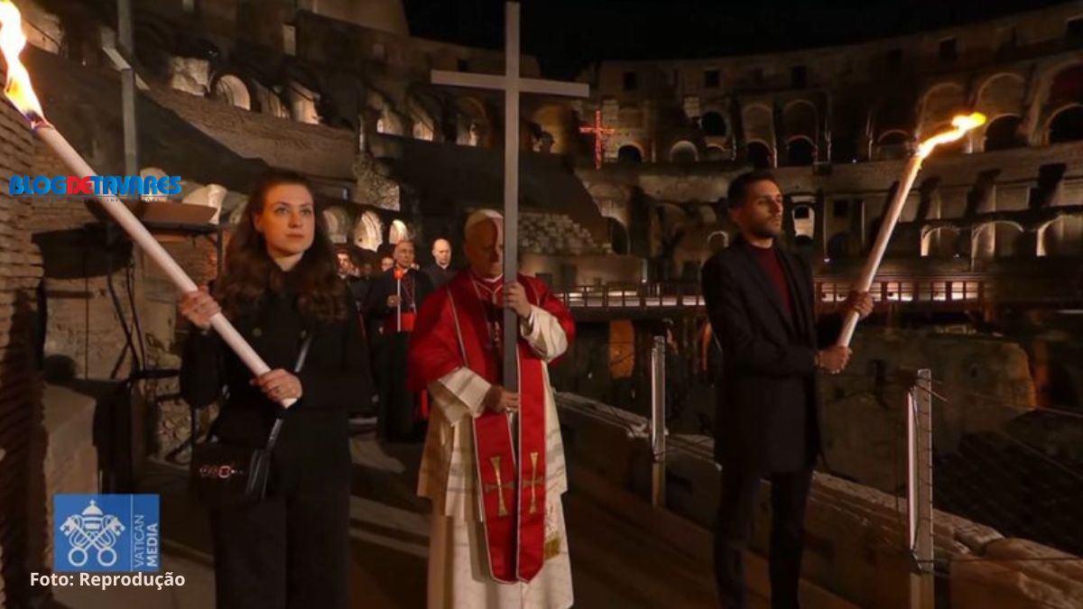 ASSISTA: Papa Leão XIV retoma tradição e carrega cruz na Via Sacra