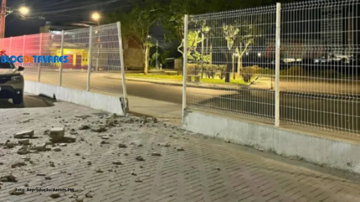 Adolescente com suspeita de embriaguez colide carro contra portão do Centro de Convenções em Feira de Santana