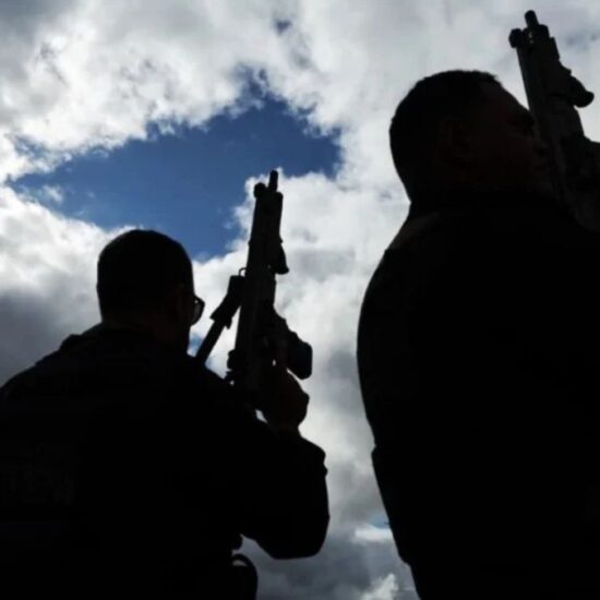 Dupla &eacute; presa por tortura, les&atilde;o corporal e racismo contra trabalhador com defici&ecirc;ncia auditiva&nbsp;