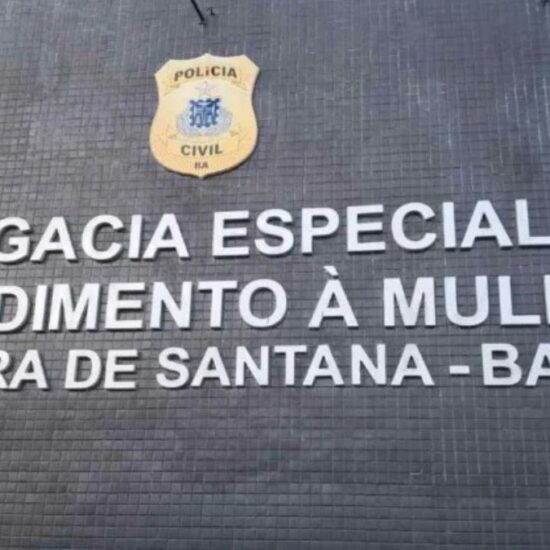 Casal &eacute; conduzido a delegacia ap&oacute;s mulher denunciar agress&atilde;o; esposo alega que tamb&eacute;m foi agredido