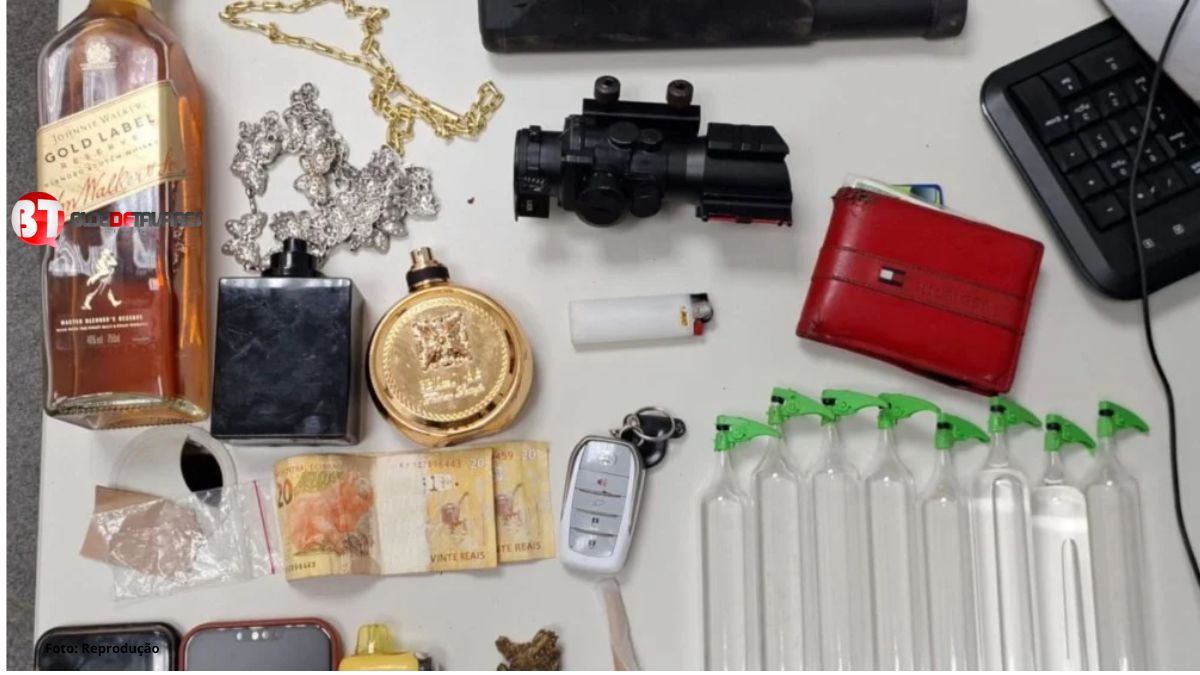 Três suspeitos são conduzidos pela PM com acessórios de arma e drogas em Feira de Santana