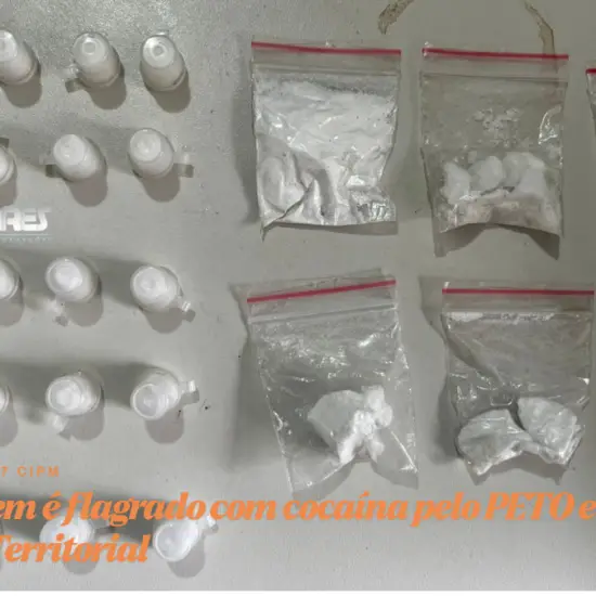 Seized items on a gray table: white bags with powders and small plastic containers, with an orange news caption about cocaine arrest in Portuguese.