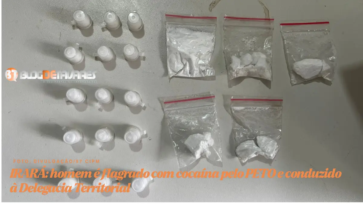 Seized items on a gray table: white bags with powders and small plastic containers, with an orange news caption about cocaine arrest in Portuguese.