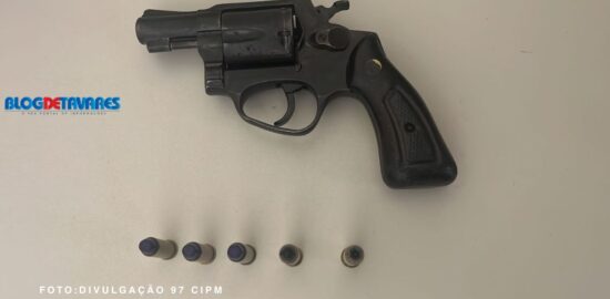 IRARÁ: homem em veículo produzindo poluição sonora, tenta evadir e ao ser abordado é encontrado com ele arma de fogo