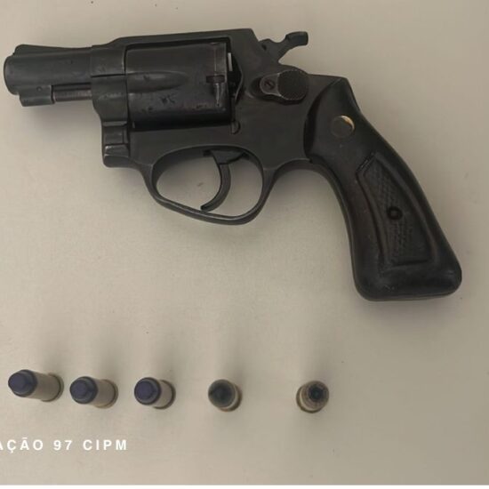 IRAR&Aacute;: homem em ve&iacute;culo produzindo polui&ccedil;&atilde;o sonora, tenta evadir e ao ser abordado &eacute; encontrado com ele arma de fogo