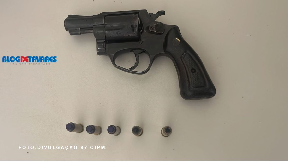 IRARÁ: homem em veículo produzindo poluição sonora, tenta evadir e ao ser abordado é encontrado com ele arma de fogo