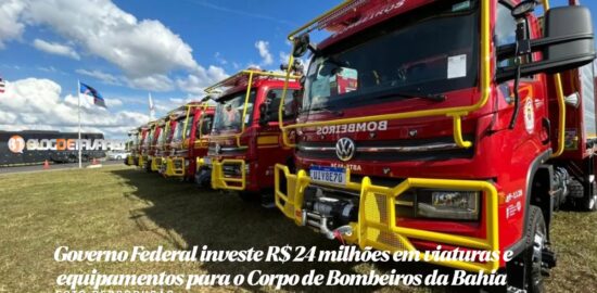 Linha de caminhões de bombeiros vermelhos com estruturas amarelas alinhados em um campo, sob céu azul; legenda informa investimento federal de R$24 milhões na Bahia para viaturas e equipamentos.